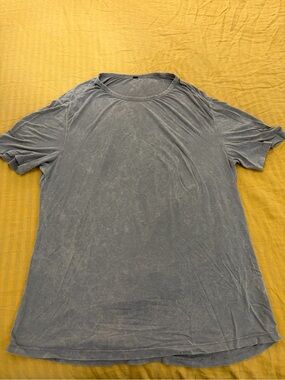 Men’s Lululemon short sleeve